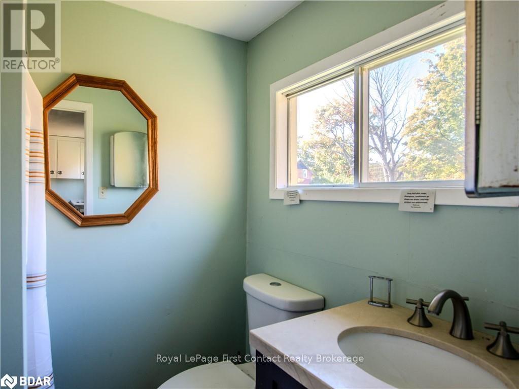 2041 Flos Rd Four Road W, Springwater, ON - Indoor Photo Showing Bathroom