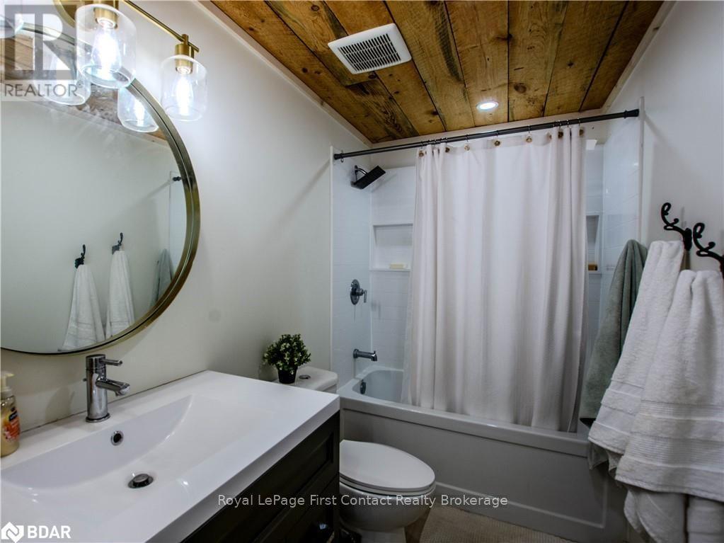 2041 Flos Rd Four Road W, Springwater, ON - Indoor Photo Showing Bathroom