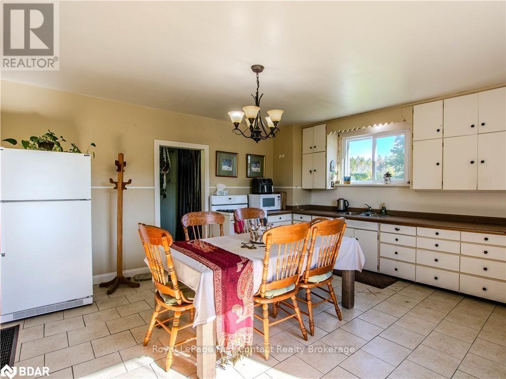 2041 Flos Rd Four Road W, Springwater, ON - Indoor