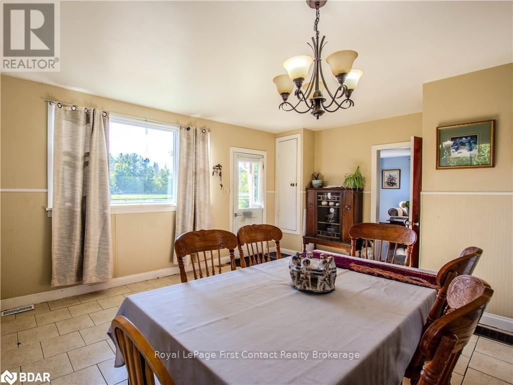 2041 Flos Rd Four Road W, Springwater, ON - Indoor Photo Showing Dining Room