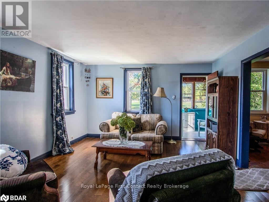 2041 Flos Rd Four Road W, Springwater, ON - Indoor Photo Showing Living Room