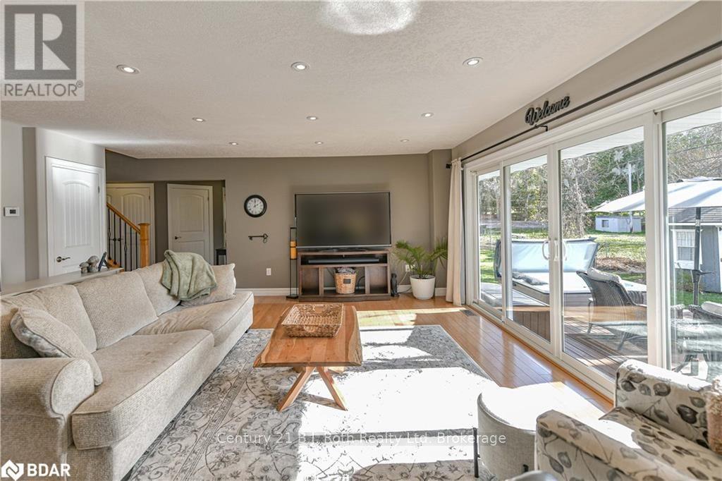 8222 County Rd 169 Road, Severn, ON - Indoor Photo Showing Living Room