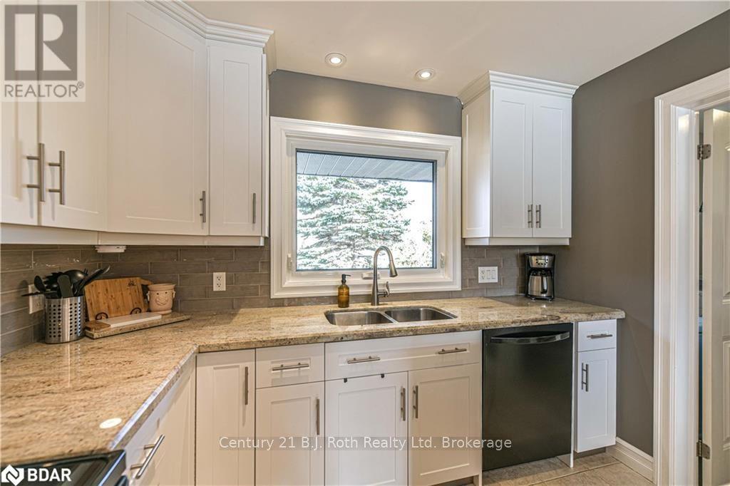 8222 County Rd 169 Road, Severn, ON - Indoor Photo Showing Kitchen With Double Sink