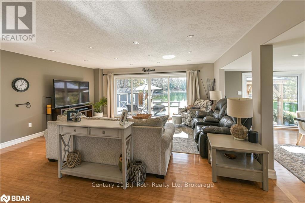 8222 County Rd 169 Road, Severn, ON - Indoor Photo Showing Living Room