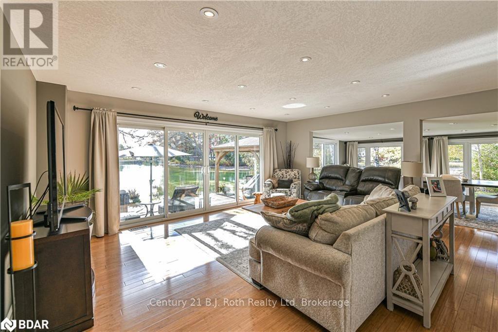 8222 County Rd 169 Road, Severn, ON - Indoor Photo Showing Living Room