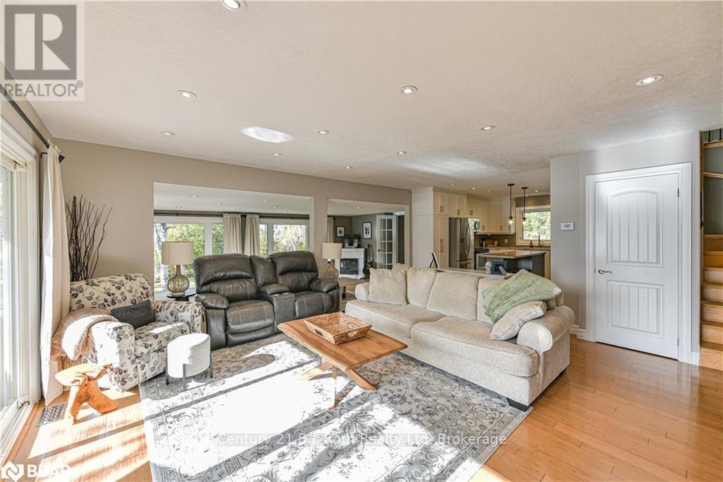 8222 County Rd 169 Road, Severn, ON - Indoor Photo Showing Living Room