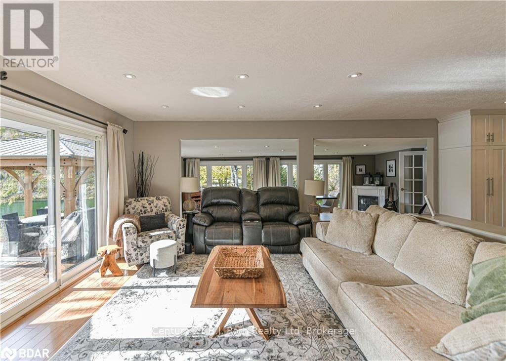 8222 County Rd 169 Road, Severn, ON - Indoor Photo Showing Living Room