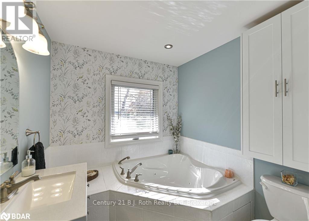 8222 County Rd 169 Road, Severn, ON - Indoor Photo Showing Bathroom