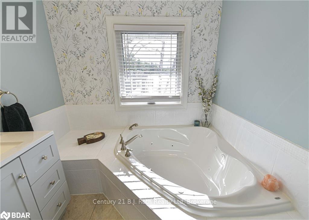 8222 County Rd 169 Road, Severn, ON - Indoor Photo Showing Bathroom
