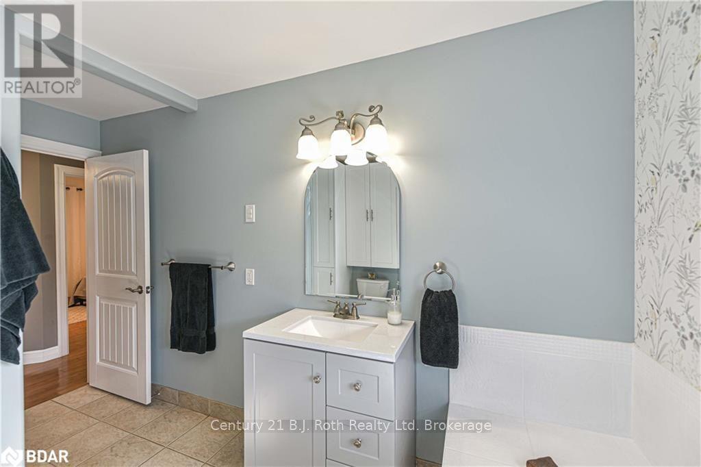 8222 County Rd 169 Road, Severn, ON - Indoor Photo Showing Bathroom