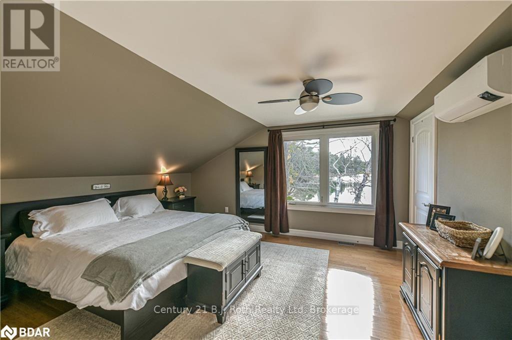 8222 County Rd 169 Road, Severn, ON - Indoor Photo Showing Bedroom