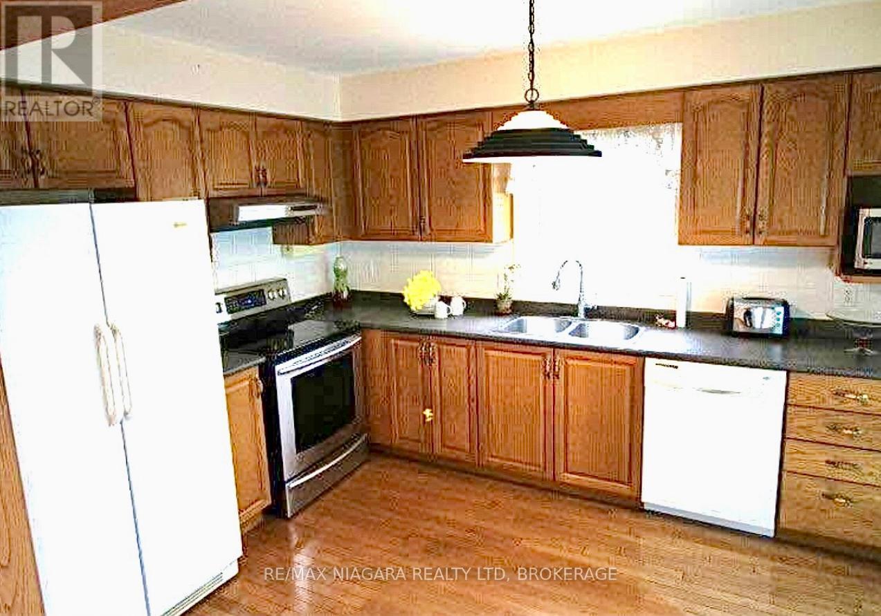 4860 Windgate Drive, Niagara Falls (Ascot), ON - Indoor Photo Showing Kitchen With Double Sink