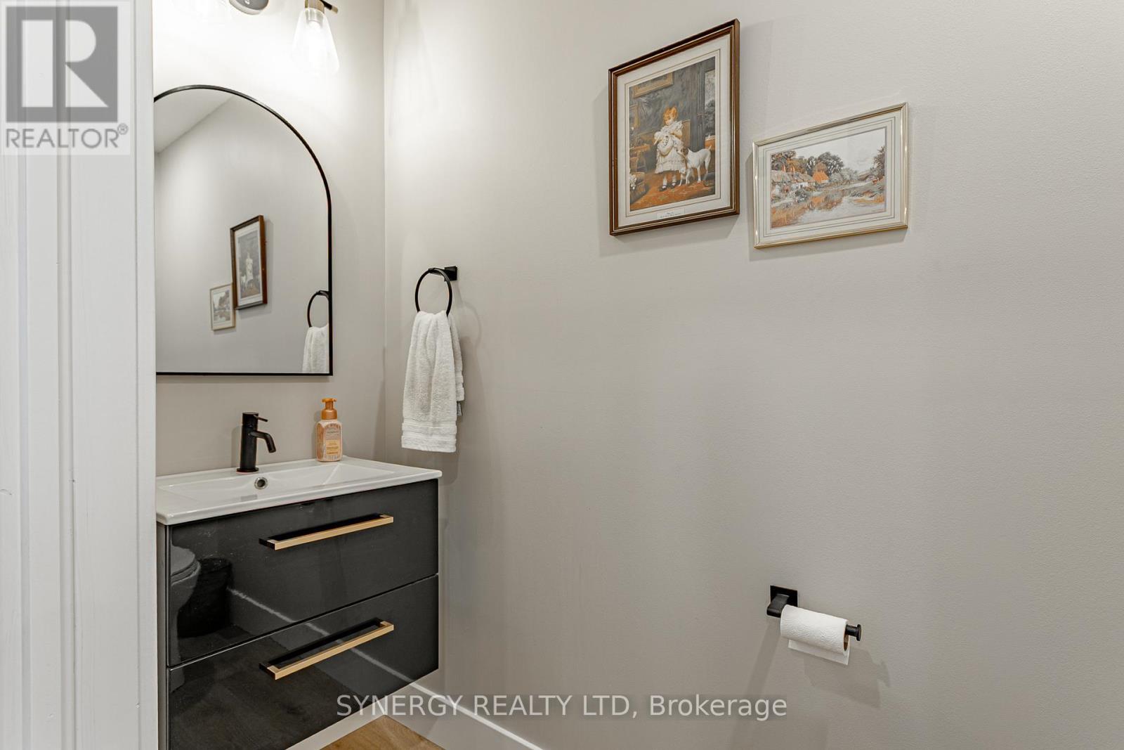 Main Floor Powder Room - 29 Juniper Crescent, Strathroy-Caradoc (Se), ON - Indoor Photo Showing Bathroom