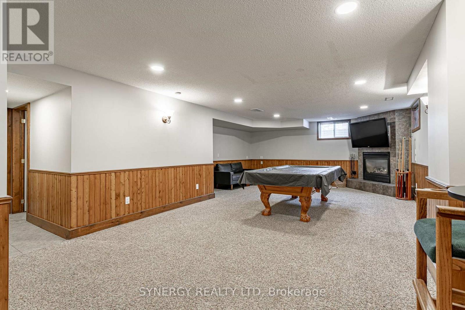 Large Family Room with Cozy Gas Fireplace - 29 Juniper Crescent, Strathroy-Caradoc (Se), ON - Indoor