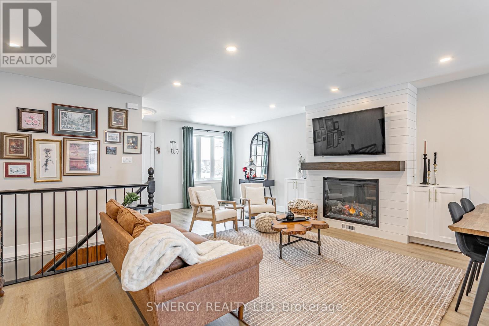 Floor to Ceiling Electric Fireplace - 29 Juniper Crescent, Strathroy-Caradoc (Se), ON - Indoor Photo Showing Living Room With Fireplace
