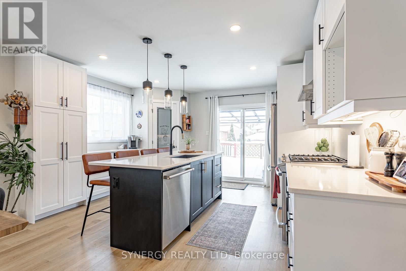 Patio Doors to Deck - 29 Juniper Crescent, Strathroy-Caradoc (Se), ON - Indoor Photo Showing Kitchen With Upgraded Kitchen