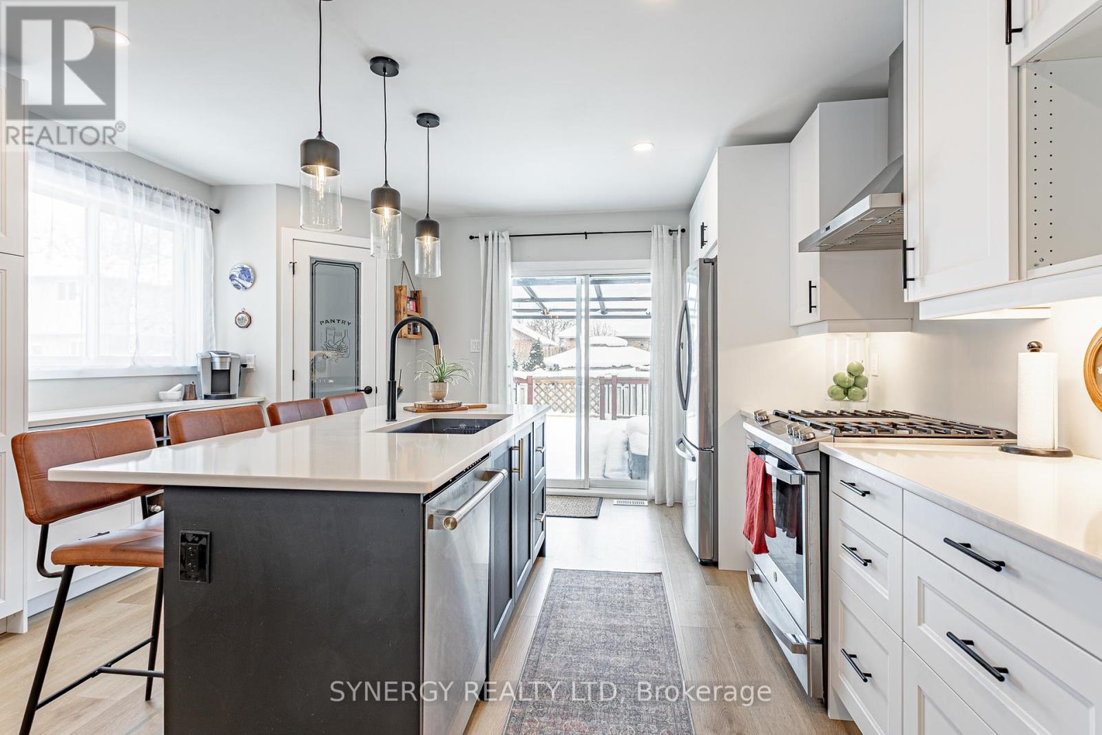 Gas Range - 29 Juniper Crescent, Strathroy-Caradoc (Se), ON - Indoor Photo Showing Kitchen With Upgraded Kitchen