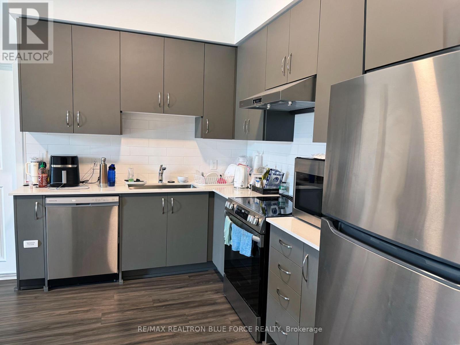 109 - 385 Arctic Red Drive, Oshawa, ON - Indoor Photo Showing Kitchen With Upgraded Kitchen