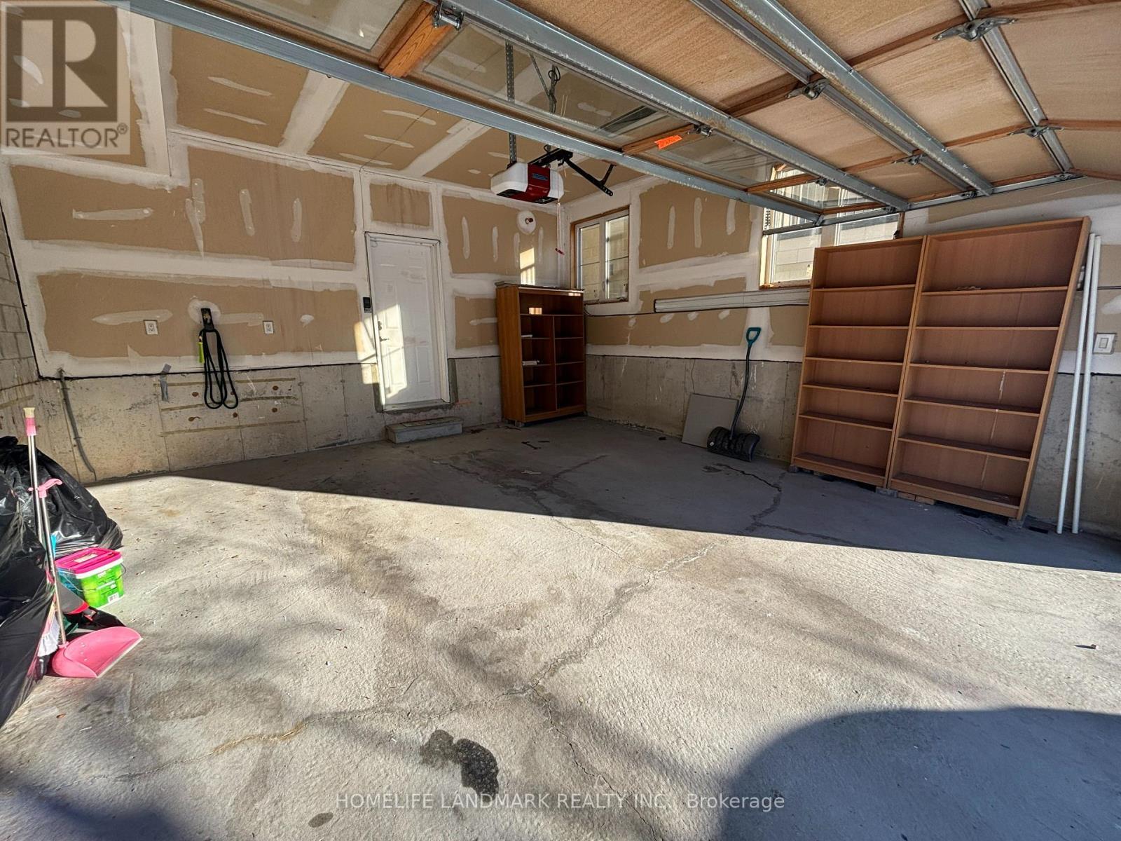 88 Grand Trunk Avenue, Vaughan, ON - Indoor Photo Showing Garage