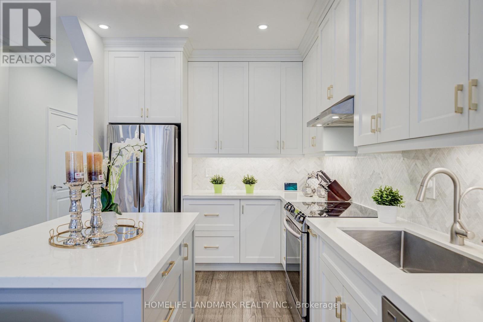 16 Gauguin Avenue, Vaughan, ON - Indoor Photo Showing Kitchen With Upgraded Kitchen