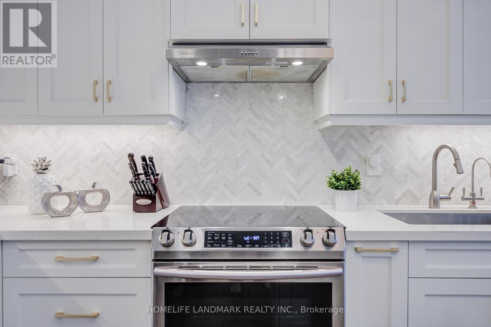 16 Gauguin Avenue, Vaughan, ON - Indoor Photo Showing Kitchen