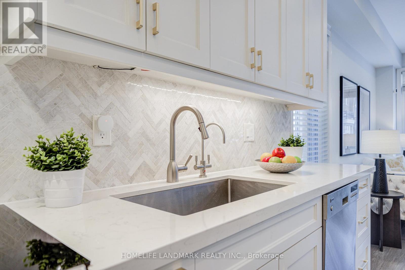 16 Gauguin Avenue, Vaughan, ON - Indoor Photo Showing Kitchen