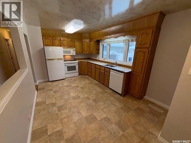 1013 Grayson Crescent, Moose Jaw, SK - Indoor Photo Showing Kitchen With Double Sink