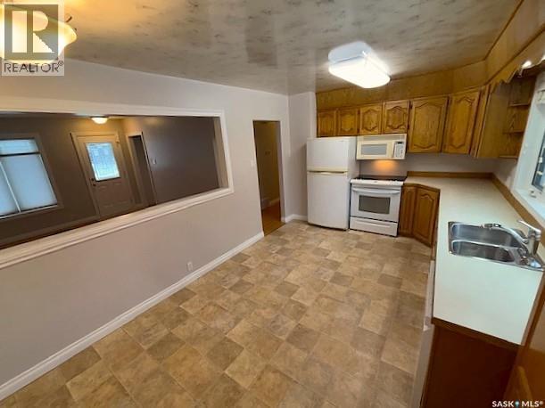 1013 Grayson Crescent, Moose Jaw, SK - Indoor Photo Showing Kitchen With Double Sink