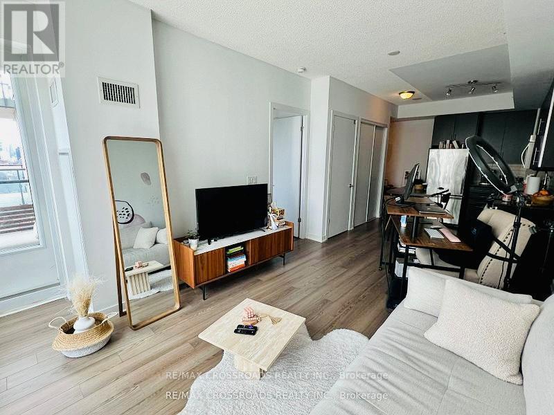 1301 - 60 Berwick Avenue, Toronto, ON - Indoor Photo Showing Living Room