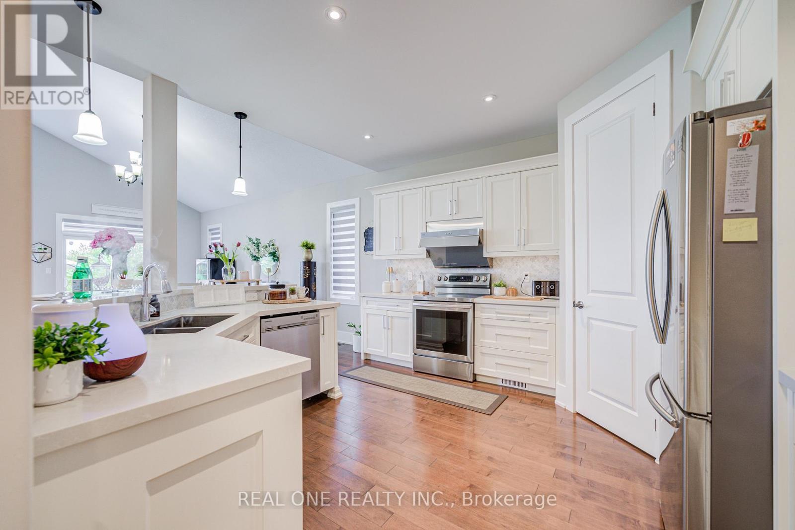 295 Sunnybrae Avenue, Innisfil, ON - Indoor Photo Showing Kitchen With Double Sink