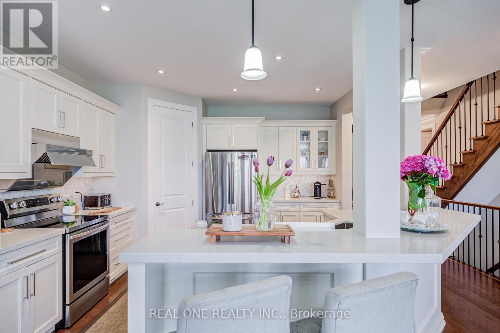 295 Sunnybrae Avenue, Innisfil, ON - Indoor Photo Showing Kitchen With Upgraded Kitchen