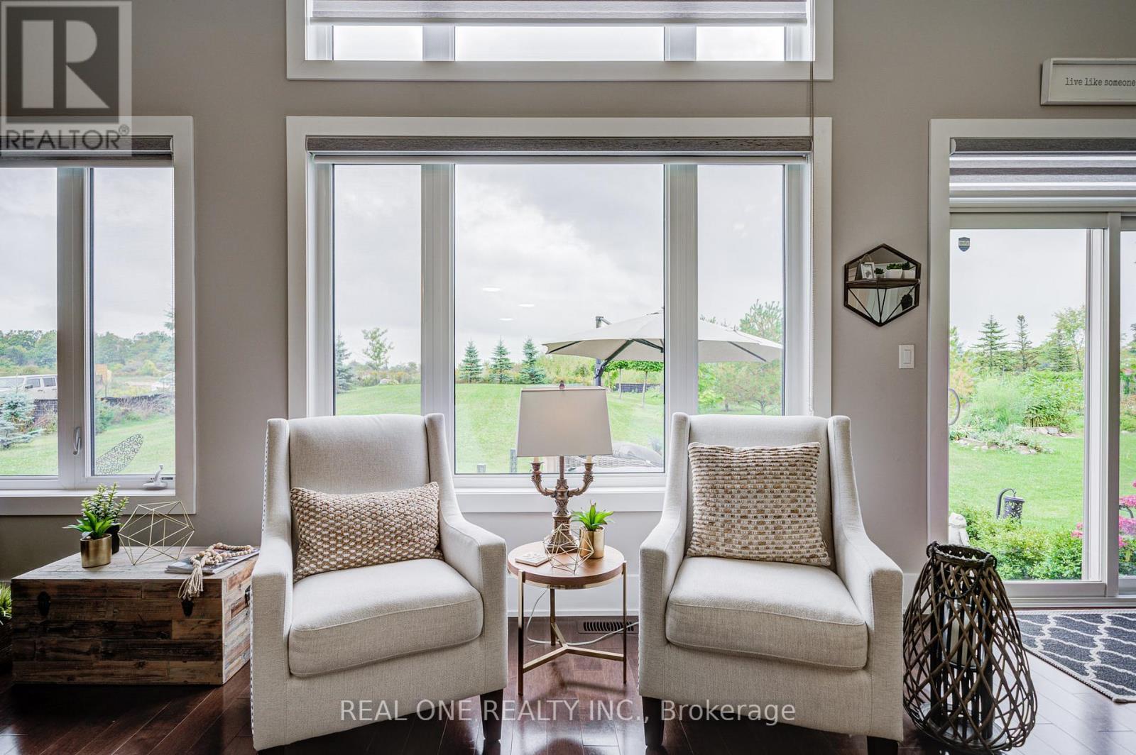 295 Sunnybrae Avenue, Innisfil, ON - Indoor Photo Showing Living Room