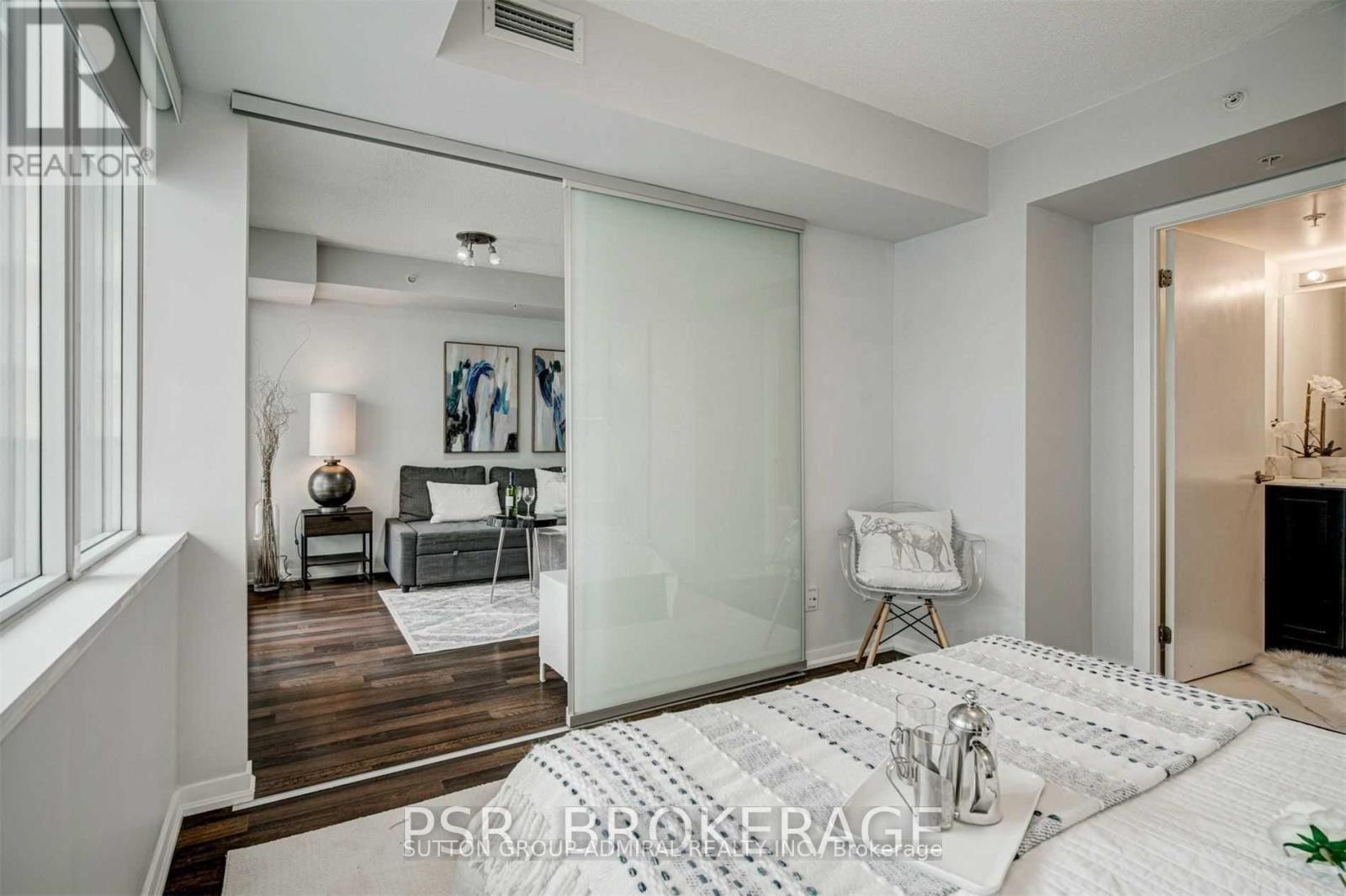 520 - 20 Joe Shuster Way, Toronto, ON - Indoor Photo Showing Bedroom