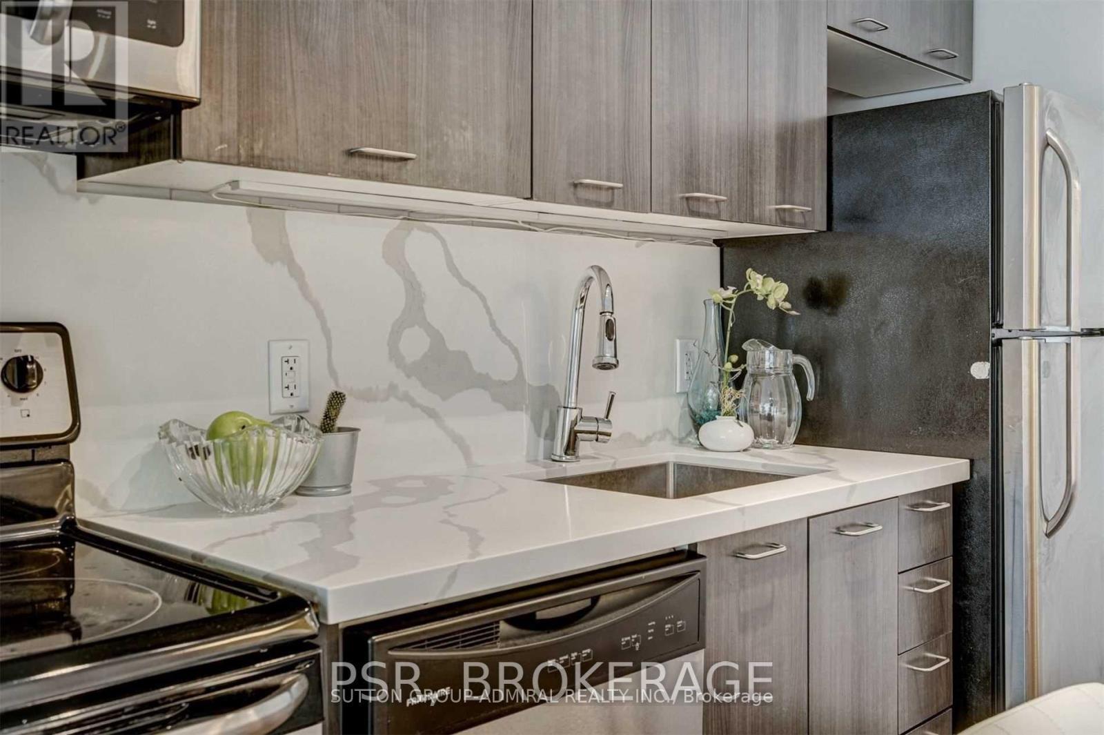 520 - 20 Joe Shuster Way, Toronto, ON - Indoor Photo Showing Kitchen