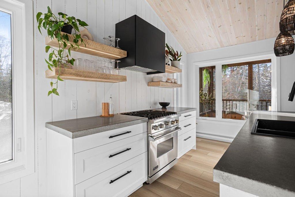 Cuisine - 4701 - 4703 Rue Du Gai-Luron, Sainte-Adèle, QC - Indoor Photo Showing Kitchen With Upgraded Kitchen