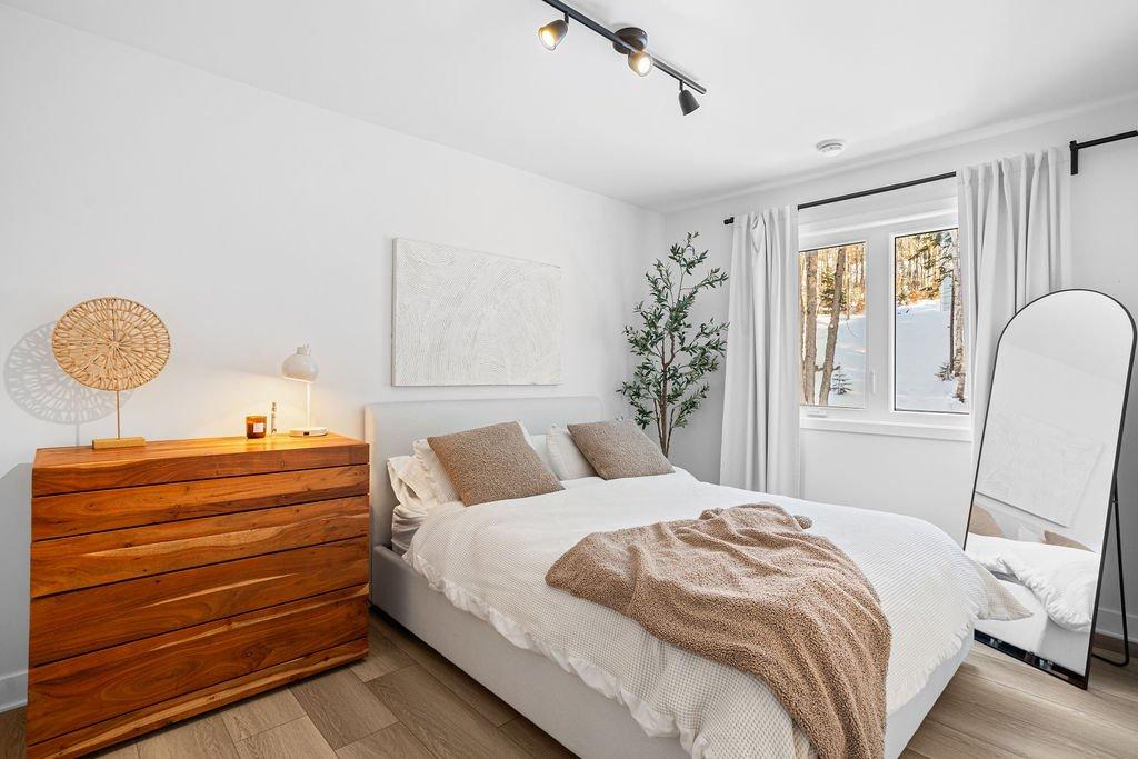 Chambre à coucher principale - 4701 - 4703 Rue Du Gai-Luron, Sainte-Adèle, QC - Indoor Photo Showing Bedroom