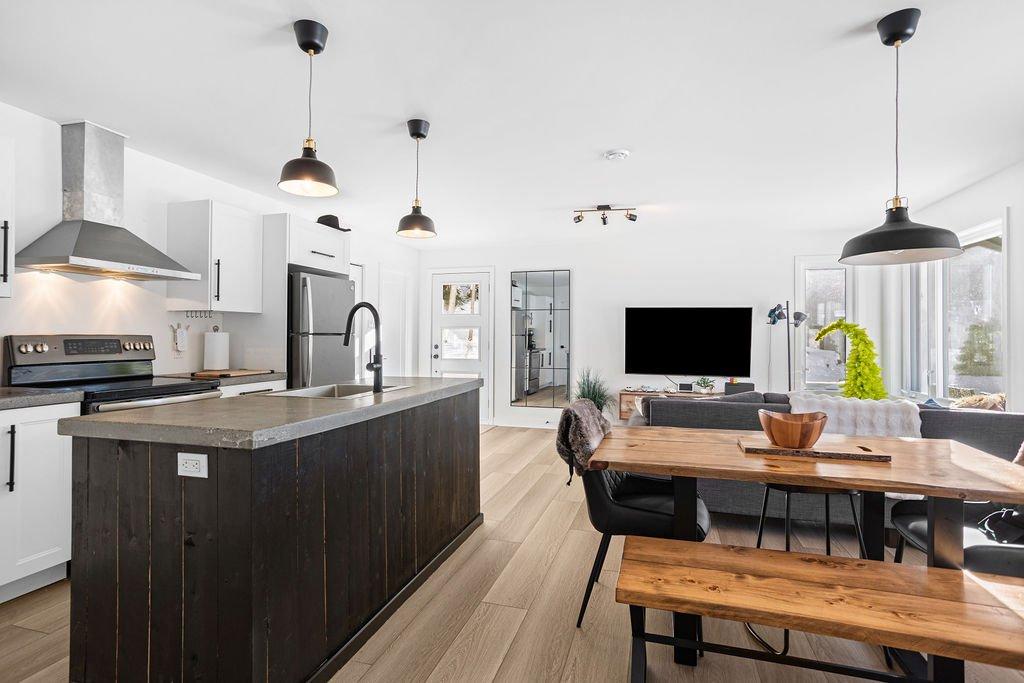 Cuisine - 4701 - 4703 Rue Du Gai-Luron, Sainte-Adèle, QC - Indoor Photo Showing Kitchen With Upgraded Kitchen