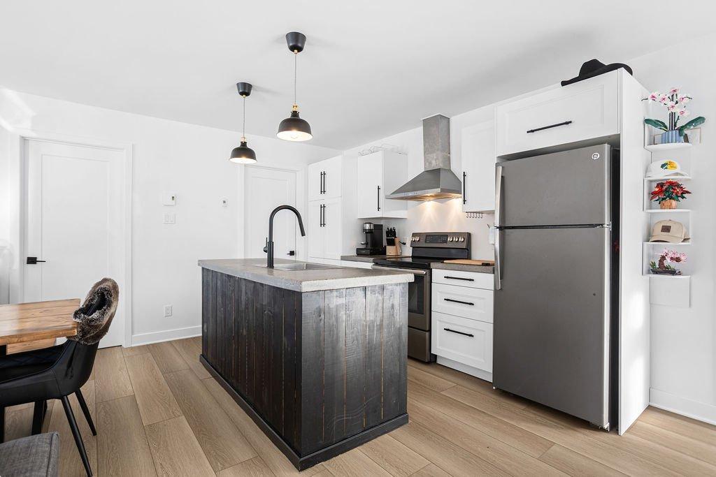 Cuisine - 4701 - 4703 Rue Du Gai-Luron, Sainte-Adèle, QC - Indoor Photo Showing Kitchen With Upgraded Kitchen