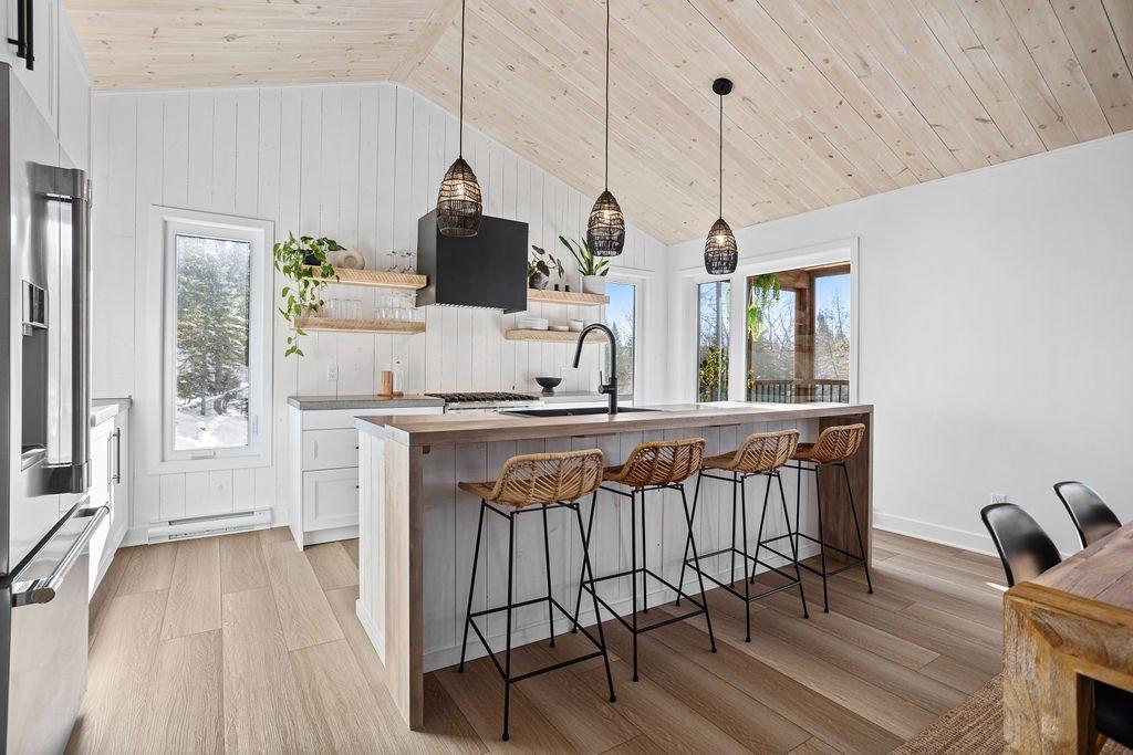 Cuisine - 4701 - 4703 Rue Du Gai-Luron, Sainte-Adèle, QC - Indoor Photo Showing Kitchen With Upgraded Kitchen