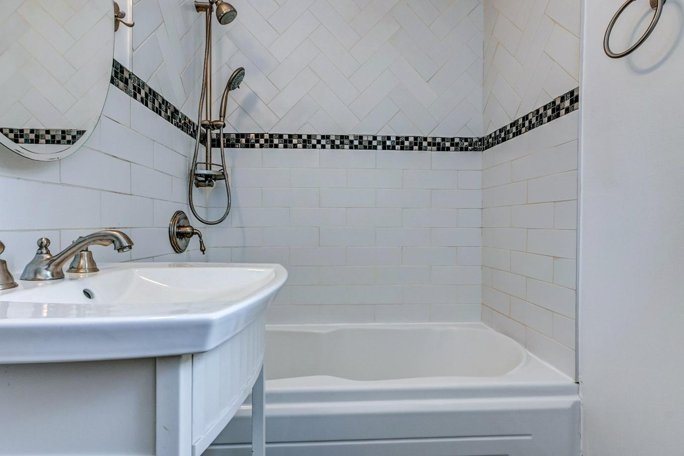 Bathroom - 10202 Rue Berri, Montréal (Ahuntsic-Cartierville), QC - Indoor Photo Showing Bathroom