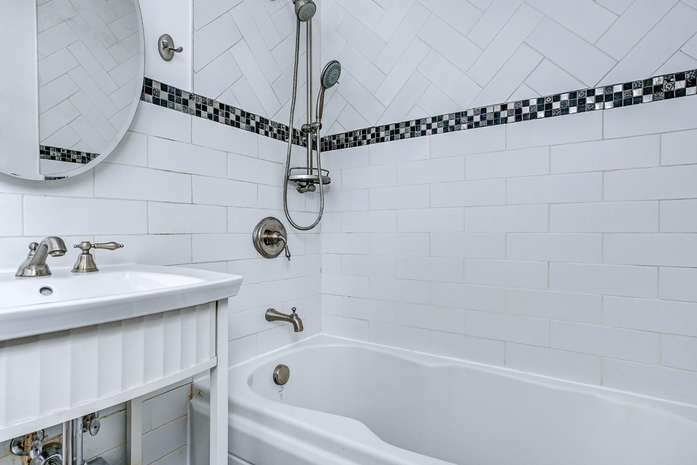 Bathroom - 10202 Rue Berri, Montréal (Ahuntsic-Cartierville), QC - Indoor Photo Showing Bathroom