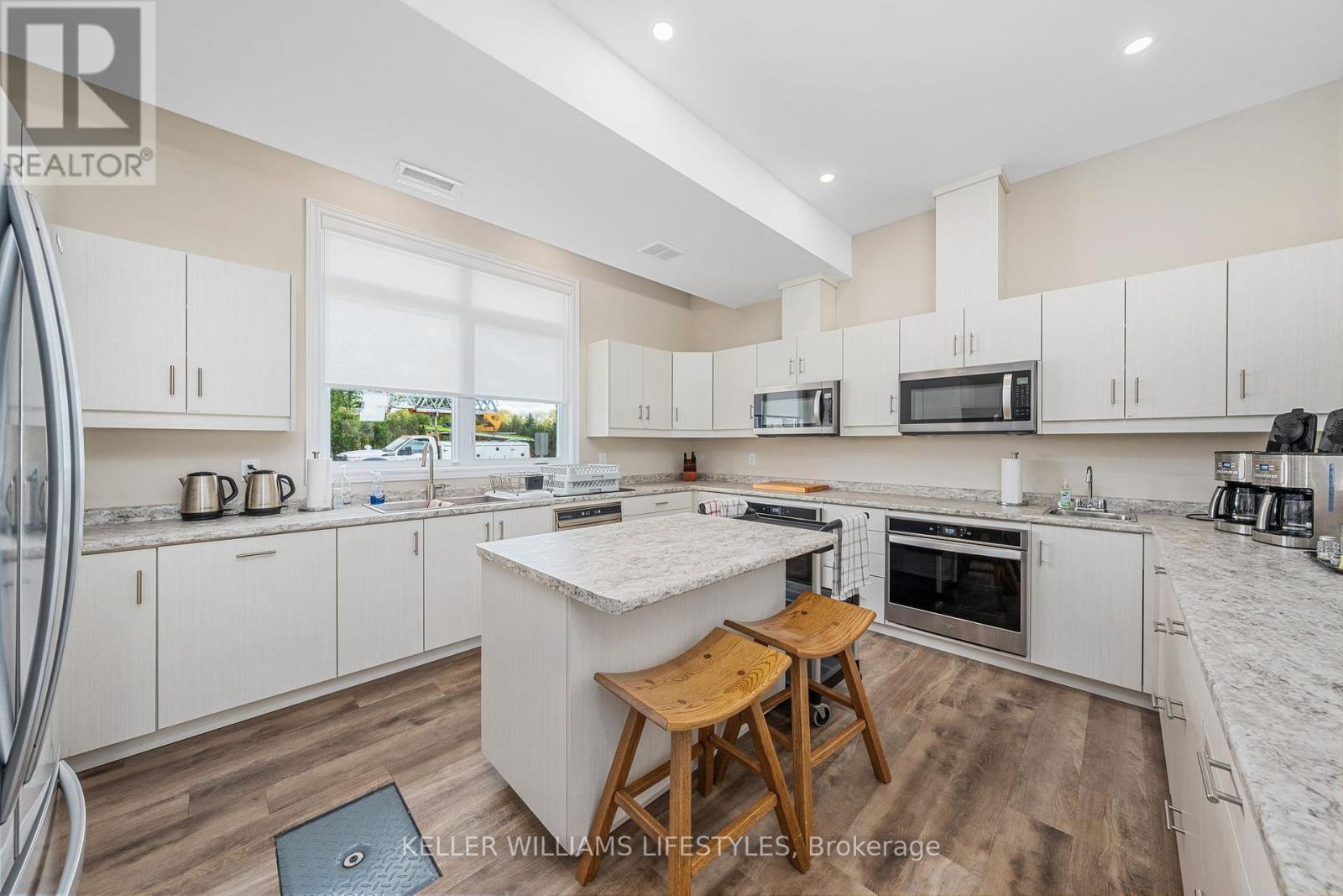 21 - 5969 Townsend Line, Lambton Shores (Forest), ON - Indoor Photo Showing Kitchen With Upgraded Kitchen