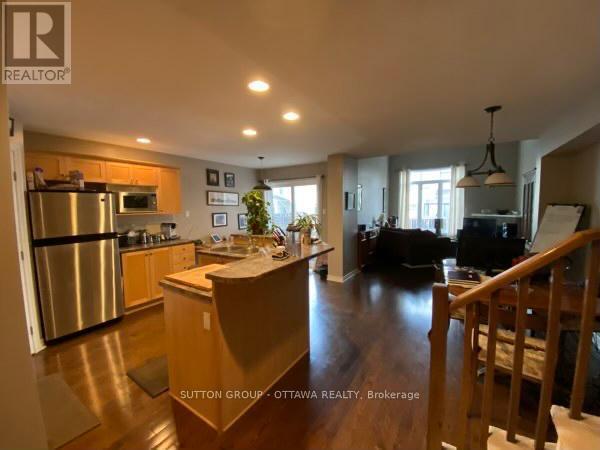 304 Grey Seal Circle, Ottawa, ON - Indoor Photo Showing Kitchen With Stainless Steel Kitchen