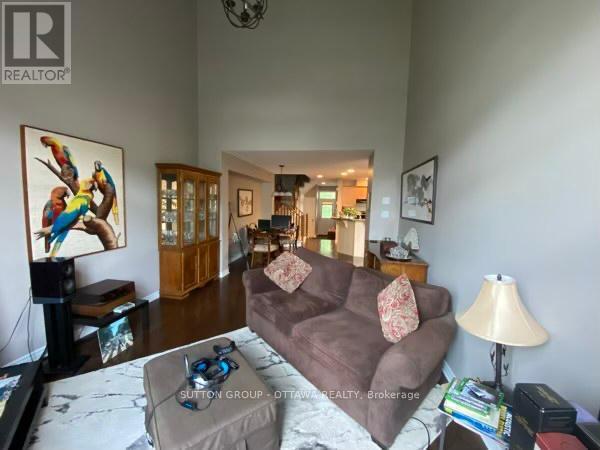 304 Grey Seal Circle, Ottawa, ON - Indoor Photo Showing Living Room