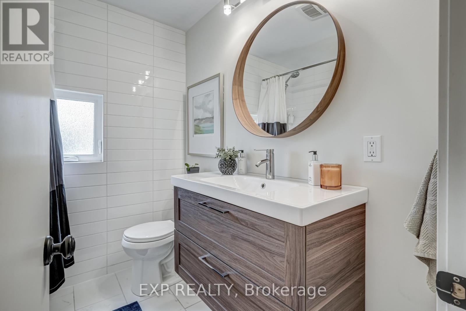 14 Milton Avenue, Hamilton, ON - Indoor Photo Showing Bathroom