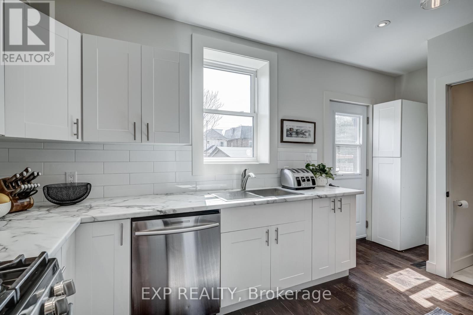 14 Milton Avenue, Hamilton, ON - Indoor Photo Showing Kitchen