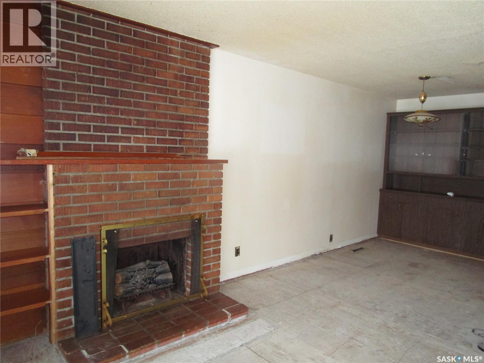 514 3Rd Avenue E, Assiniboia, SK - Indoor Photo Showing Living Room With Fireplace