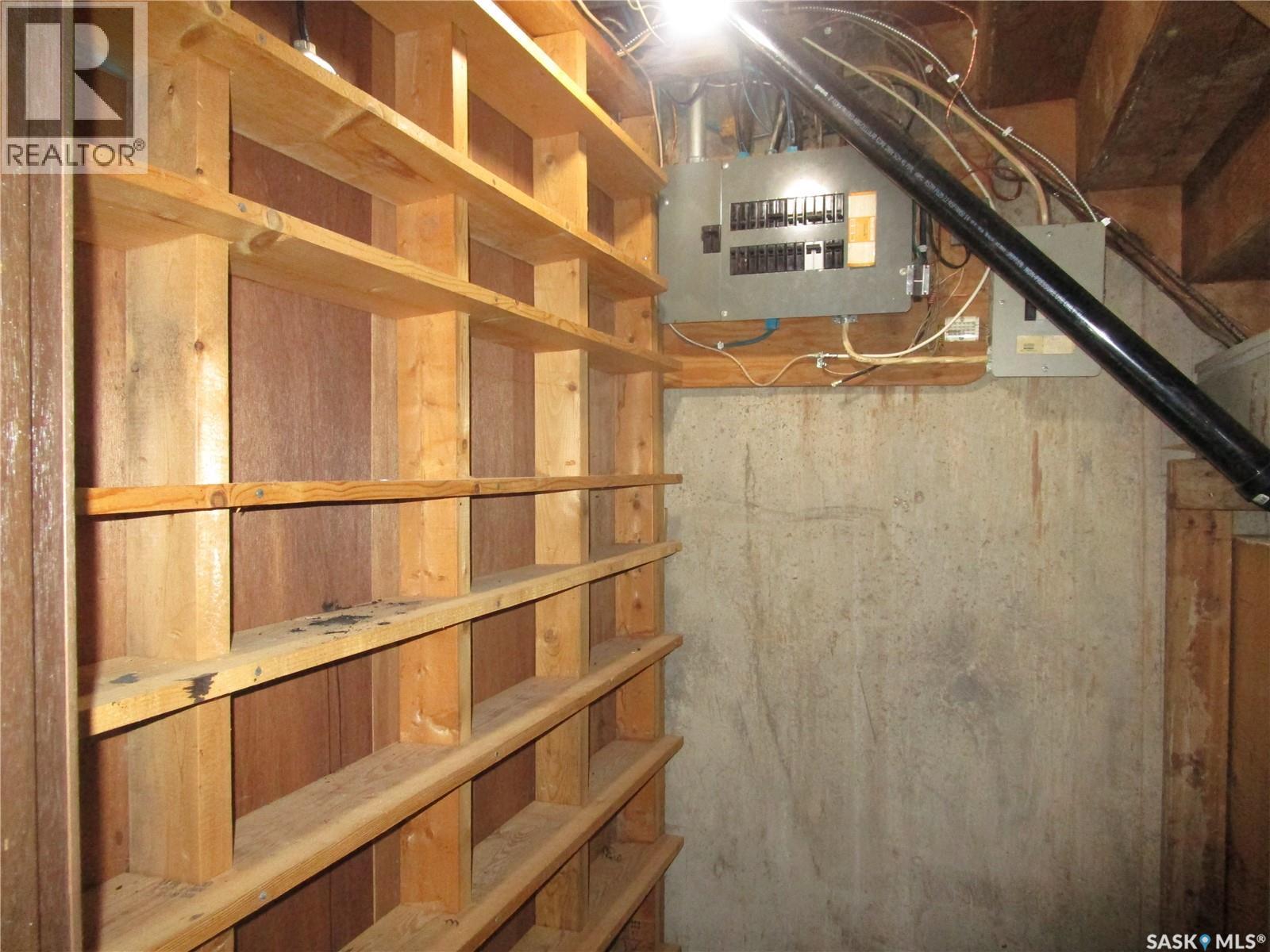 514 3Rd Avenue E, Assiniboia, SK - Indoor