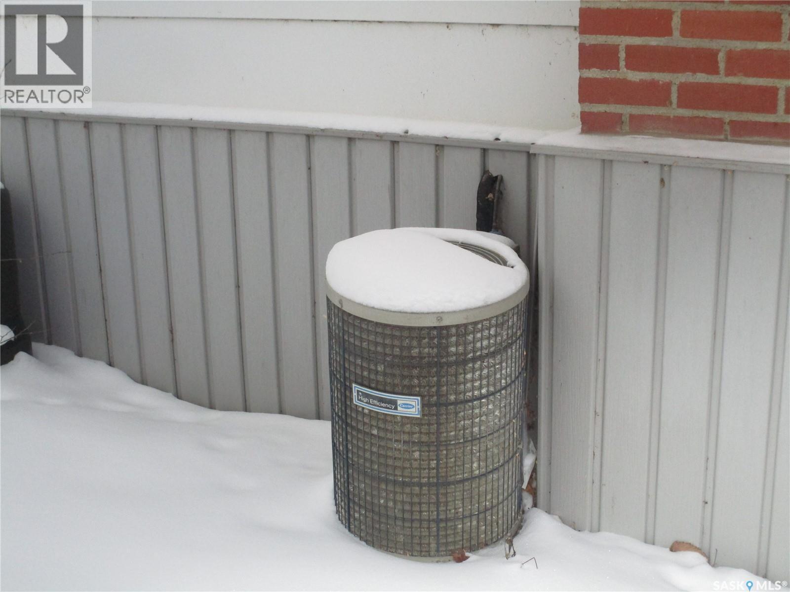 514 3Rd Avenue E, Assiniboia, SK - Outdoor With Exterior