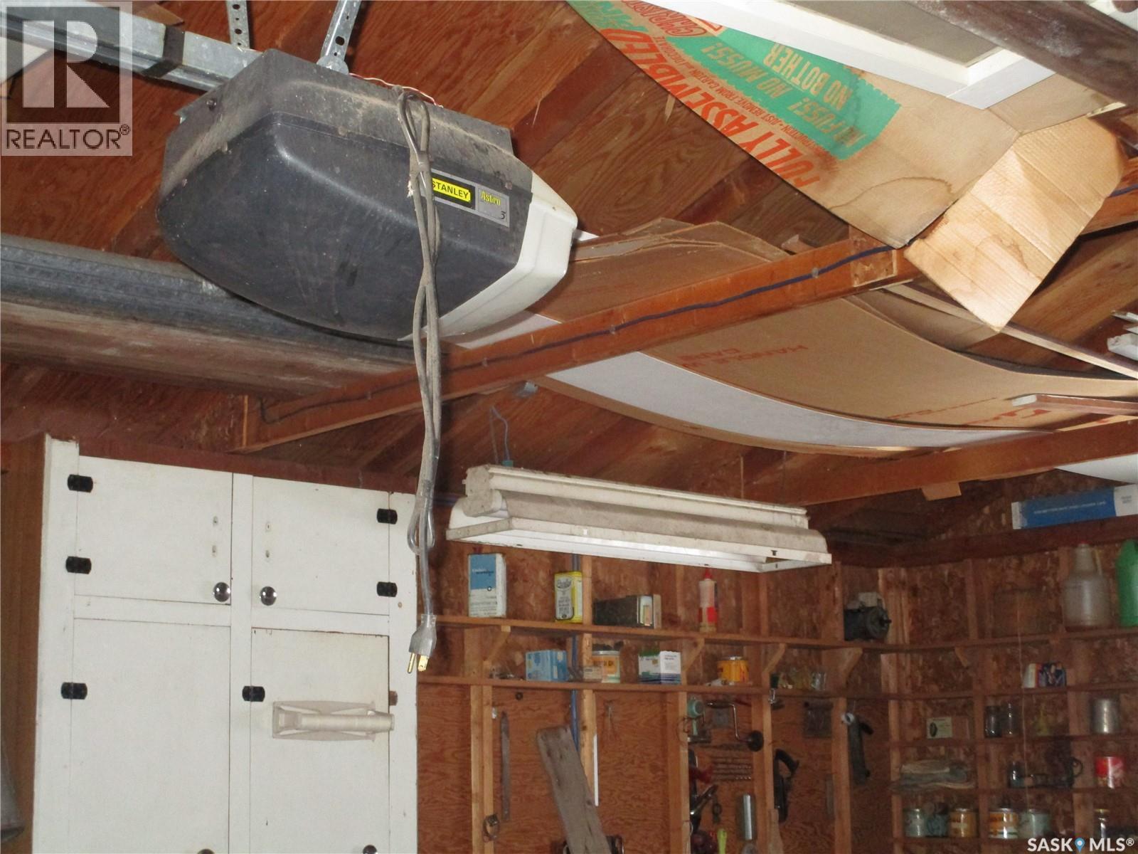 514 3Rd Avenue E, Assiniboia, SK - Indoor